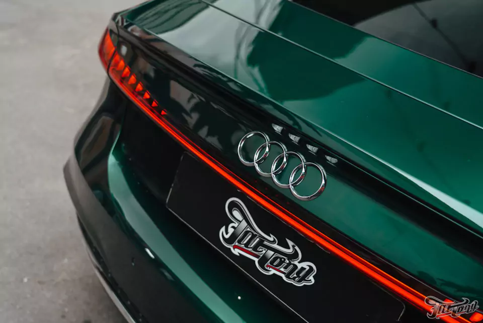 Оклеили Audi A7 изумрудным винилом и защитили полиуретаном, окрасили суппорта с логотипами, провели химчистку и обработали кожу керамикой